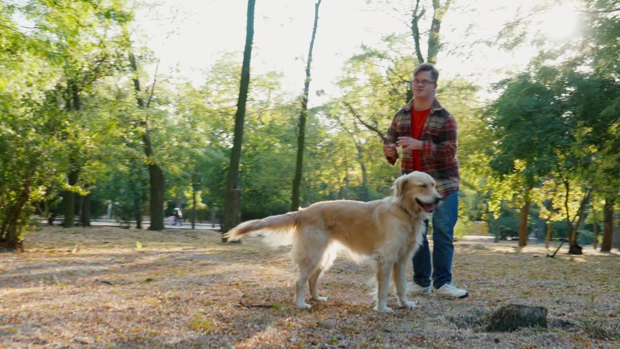 Persona paseando con su perro en un parque